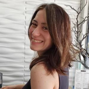 Meet your Posher, Adela